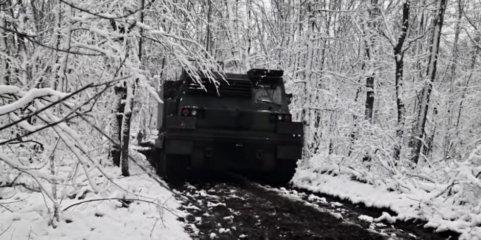 Fuerzas ucranianas se abren paso entre la nieve con vehículos enviados por Alemania, ayer.
