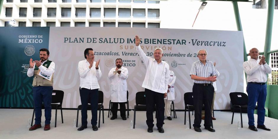 El Presidente (centro), tras supervisar el sistema de salud, ayer, en Coatzacoalcos.
