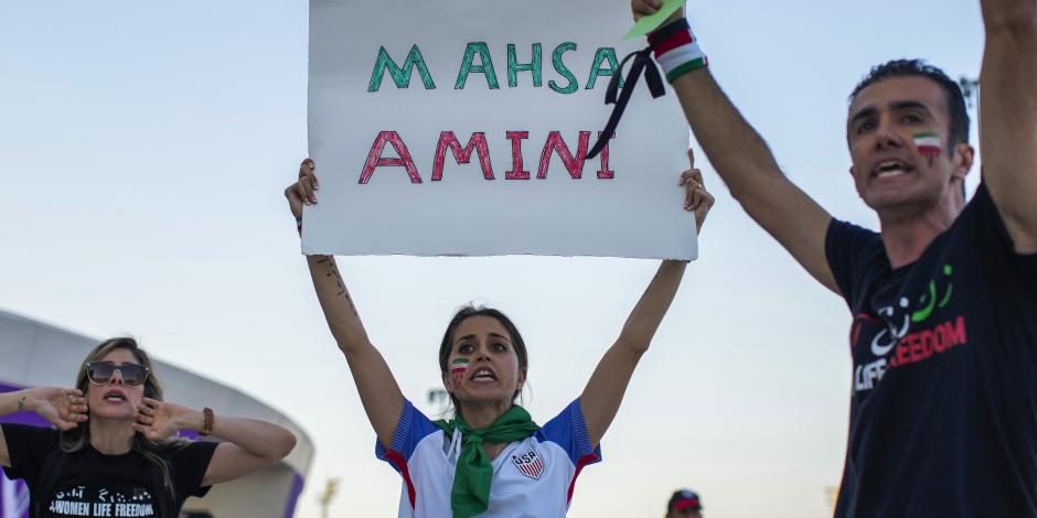 Una mujer protesta por la muerte de Mahsa Amini después del partido del Grupo B del Mundial Qatar 2022 entre Gales e Irán.