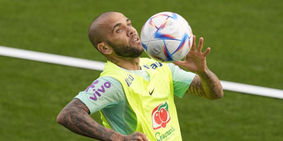 Dani Alves, de la Selección de Brasil, controla el balón durante un entrenamiento en Turín, Italia