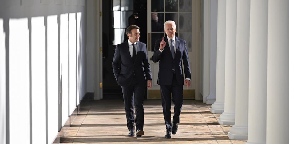 Los mandatarios Joe Bien (der.), de EU, y Emmanuel Macron, de Francia, ayer.