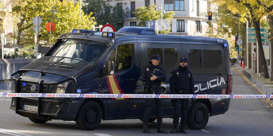 Fuerzas de seguridad resguardan, ayer, la embajada de EU en Madrid.
