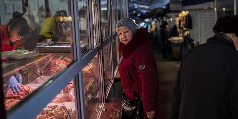 Una mujer compra carne en un mercado en Kiev, Ucrania, el jueves 1 de diciembre de 2022