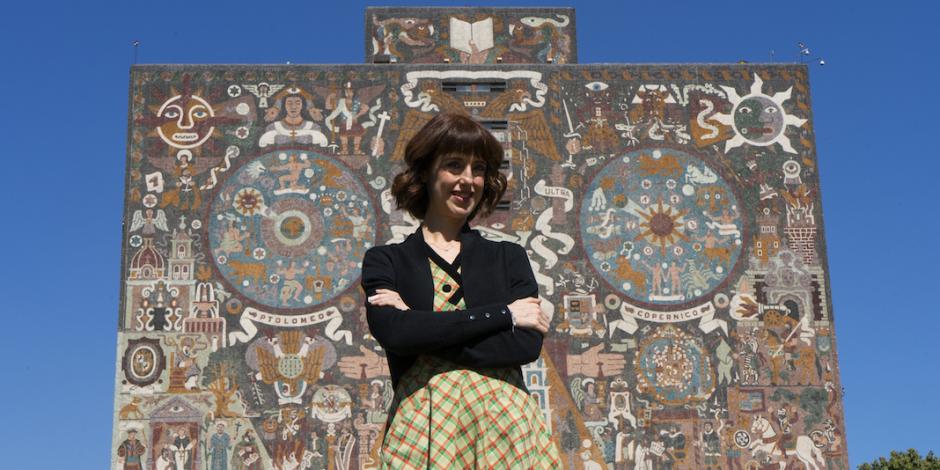 La autora posa para La Razón frente a la Biblioteca Central de la UNAM, el pasado miércoles.