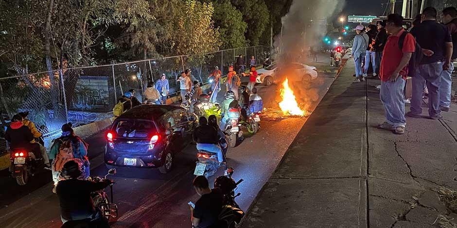Vecinos de San Gregorio Atlapulco mantienen bloqueadas salidas y entradas de Xochimilco