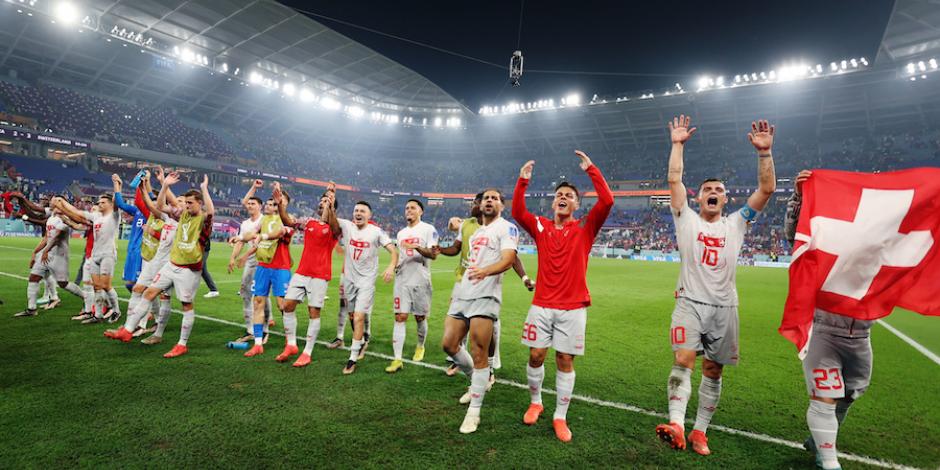 Jugadores suizos celebran con su afición el triunfo ante Serbia, ayer.
