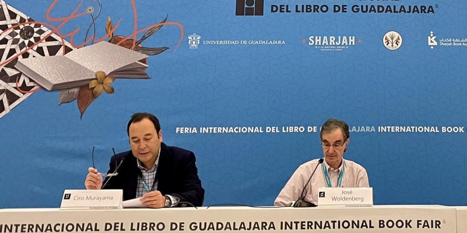 Ciro Murayama (izq.), consejero del INE, y José Woldenberg, primer presidente del organismo, en la FIL de Guadalajara, ayer.
