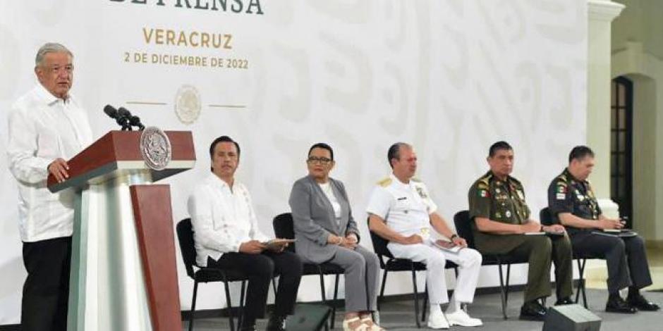 AMLO, el gobernador de Veracruz y los titulares de SSPC, Marina y Defensa, y Jefe de la GN, ayer.