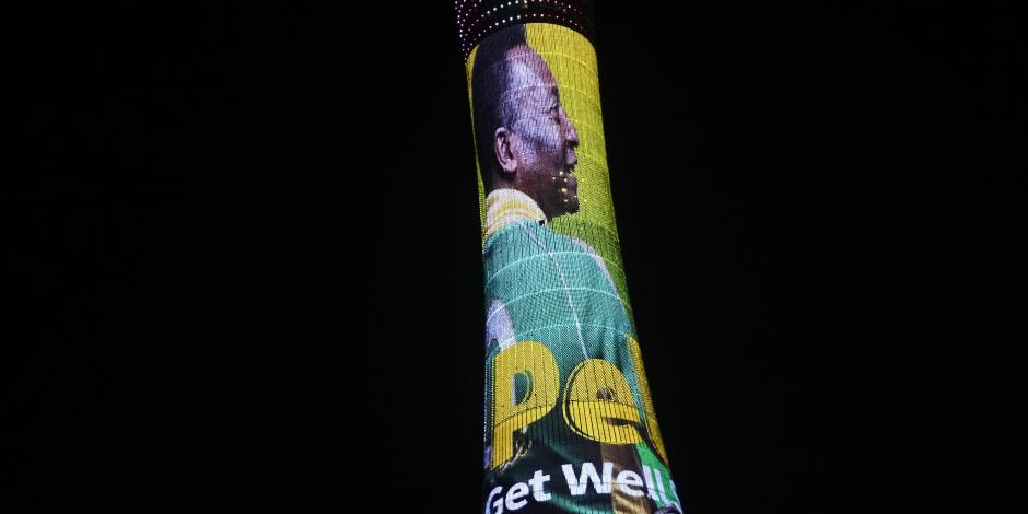 Una imagen de Pelé con el mensaje "Pele, mejórate pronto" se muestra en la torre de la Antorcha fuera del Estadio Internacional Khalifa, una de las sedes de Qatar 2022.