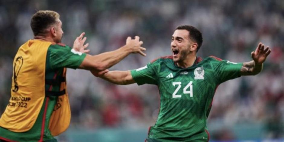 Luis Chávez celebra un gol ante Arabia Saudita en Qatar 2022.