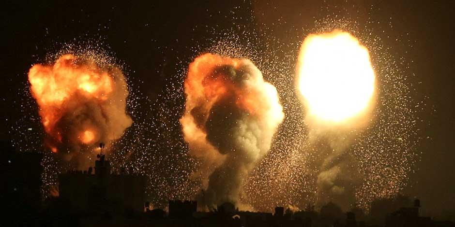 El humo y las llamas se elevan durante un ataque aéreo israelí en la Franja de Gaza, en diciembre de 2022