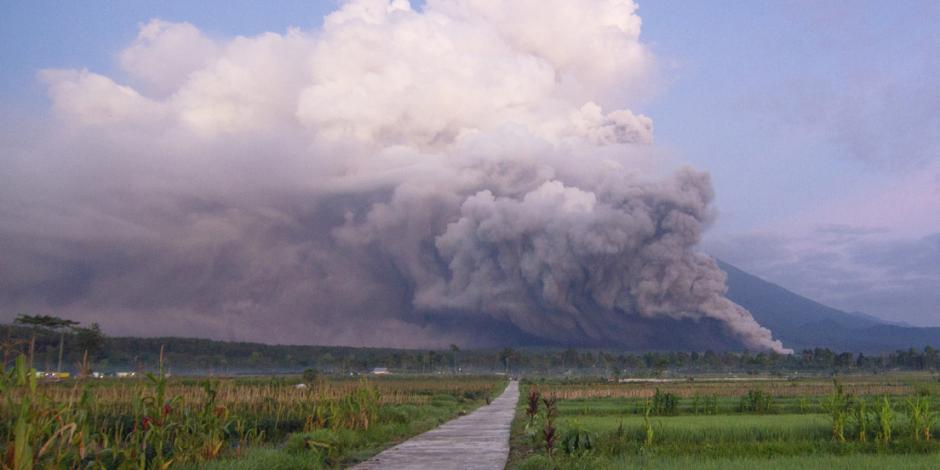 Erupción del volcán Semeru en Indonesia