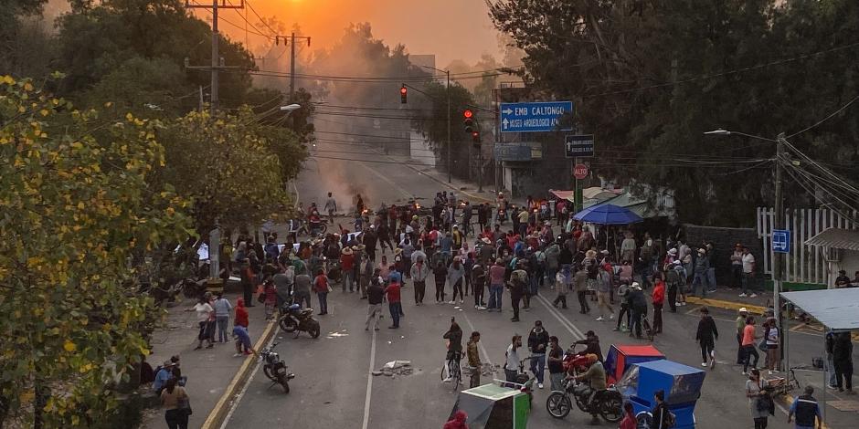 Vecinos de San Gregorio Atlapulco mantienen bloqueadas avenidas principales de Xochimilco en protesta por obras del Sacmex.