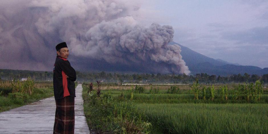 Un hombre mira mientras el monte Semeru expulsa material volcánico durante una erupción el domingo 4 de diciembre de 2022 en Lumajang, Java Oriental, Indonesia