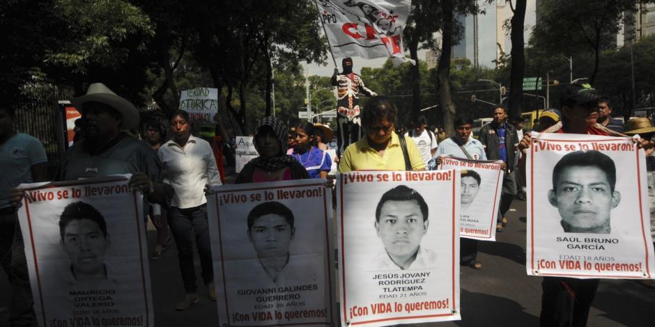En fotografía de archivo, una protesta por el Caso Ayotzinapa en 2015.