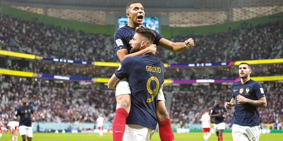 Mbappé y Giroud celebran un gol de Francia, ayer, en Qatar.