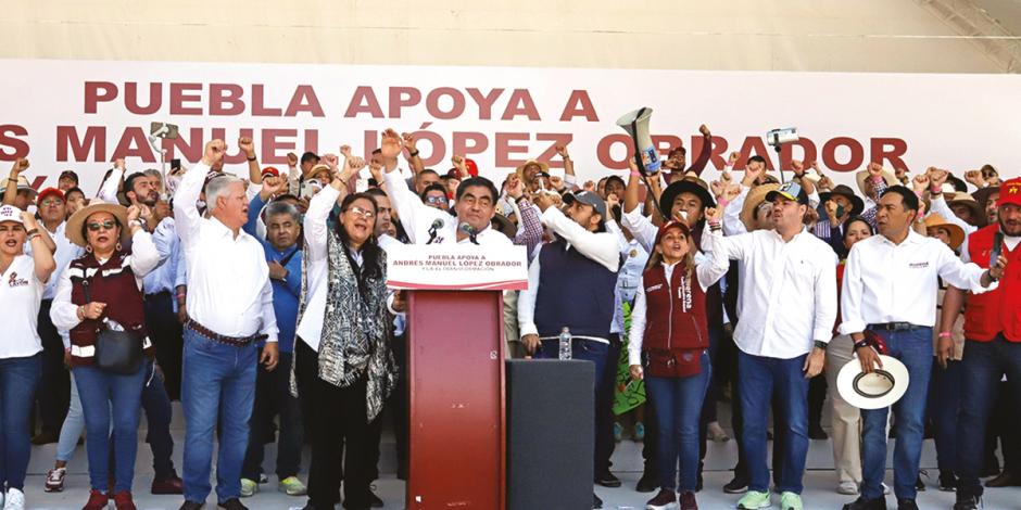 El gobernador de Puebla, al encabezar la marcha en apoyo a la 4T, ayer.
