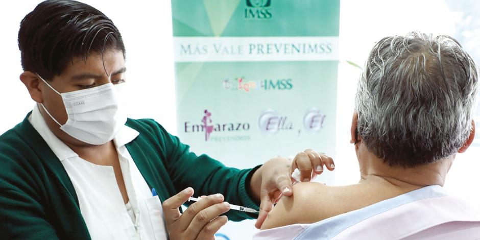 El IMSS inició la jornada de vacunación contra la influenza estacional, el 12 de octubre.