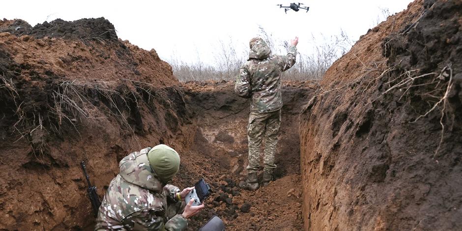 Soldados ucranianos prueban drones y armas para responder a posibles ofensivas rusas, ayer.
