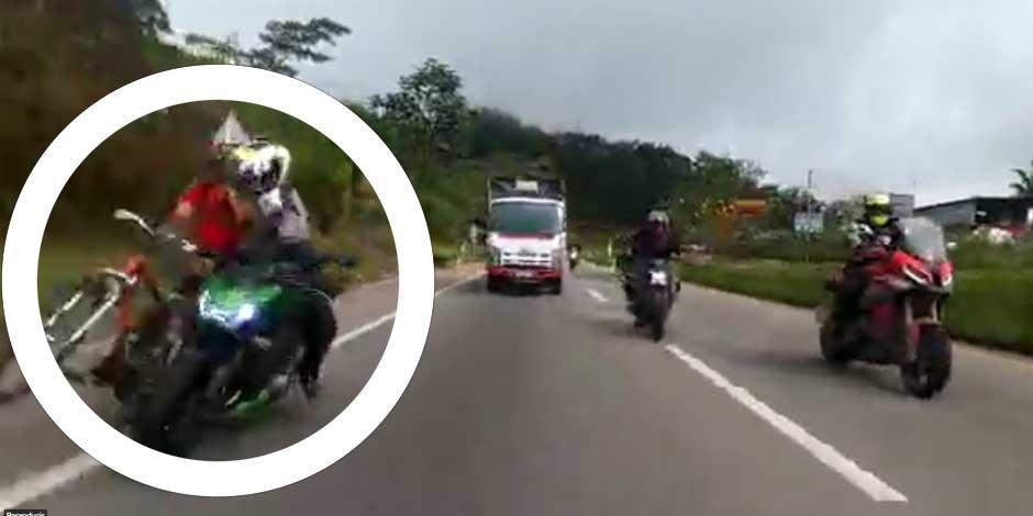 Esta captura de pantalla muestra el momento exacto en que un motociclista impacta por atrás a un ciclista en un camino de Colombia
