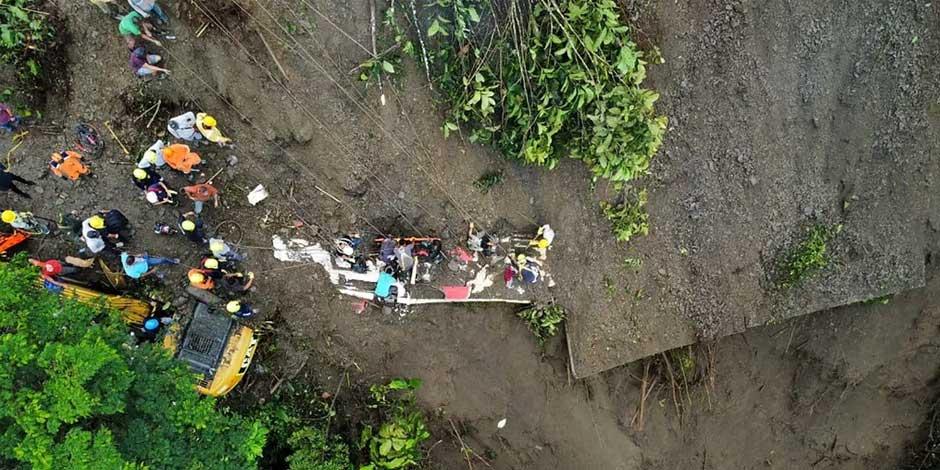 Alud sepulta autobús en Colombia; al menos 34 personas murieron