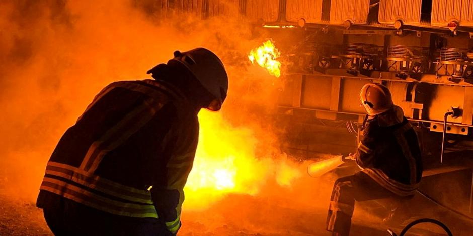 Bomberos tratan de sofocar un incendio en infraestructura eléctrica en Ucrania, ayer.