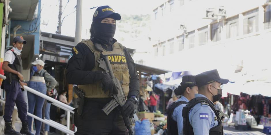 Integrantes de la Policía Nacional refuerzan seguridad en zonas comerciales.