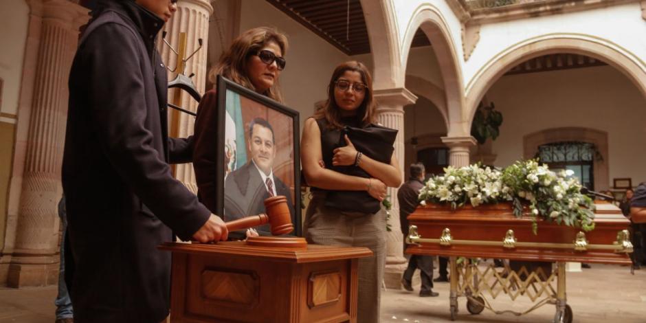 Familiares del juez asesinado el pasado sábado en Zacatecas, Roberto Elias Martínez, lo despidieron ayer, en una ceremonia luctuosa donde estuvieron Arturo Nahle García, magistrado Presidente del TSJEZ, y David Monreal, gobernador del estado.