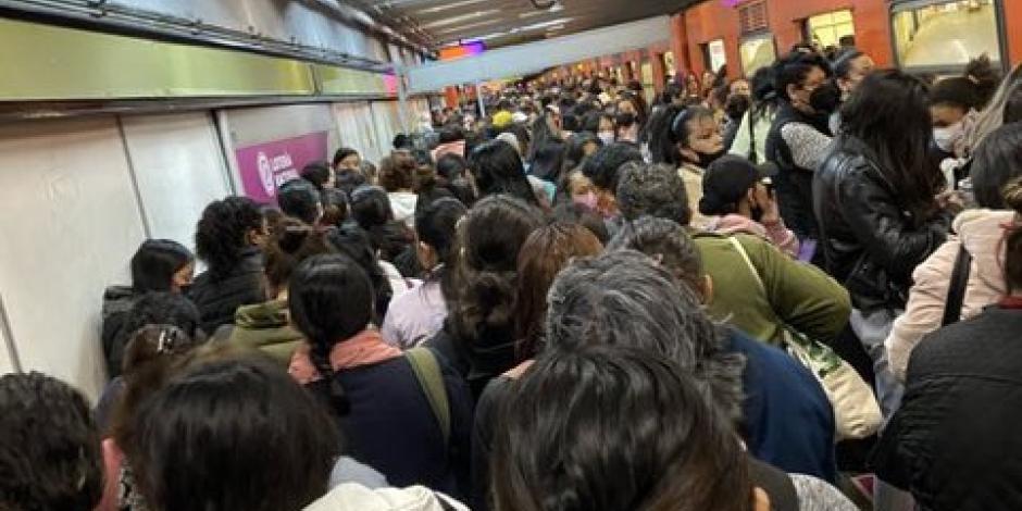 Usuarios reportan gran afluencia en la Línea 3 del Metro.