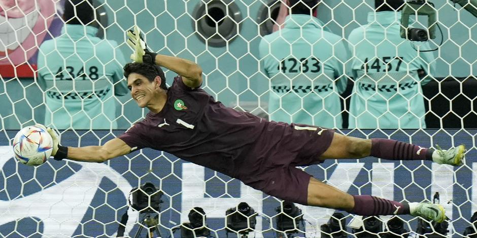 Yassine Bounou detiene el penalti de Sergio Busquets, vital para que Marruecos eliminara a España en los octavos de final de la Copa del Mundo Qatar 2022.