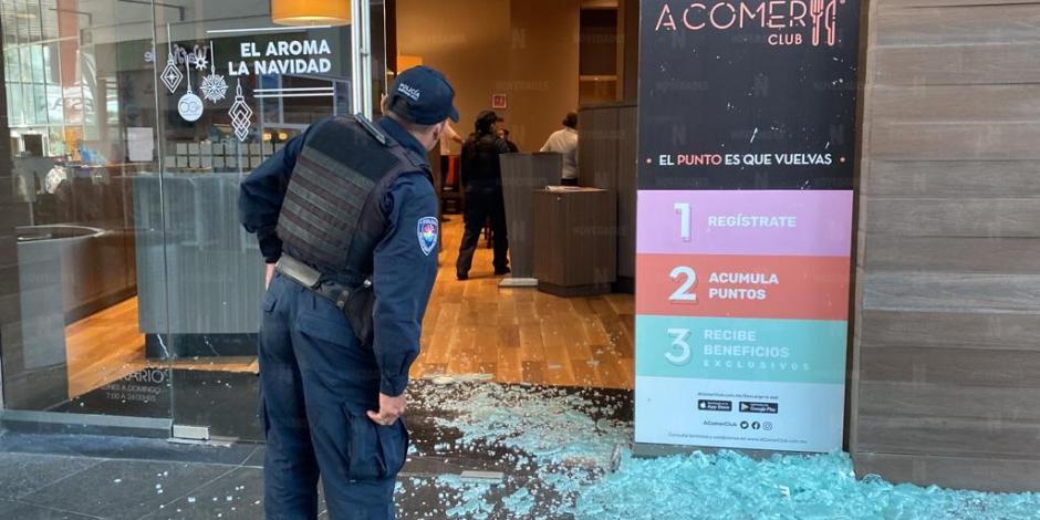 Dos lesionados por explosión en restaurante en Cancún.