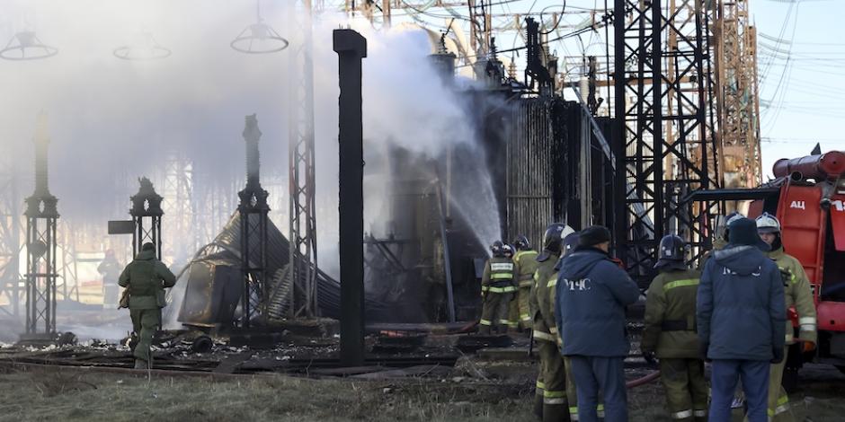 Bomberos tratan de contener un incendio en una base eléctrica en Donetsk, ayer.