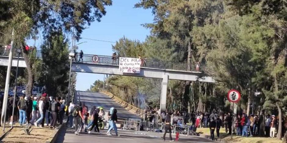 Cerca de 30 estudiantes de Preparatoria Núm. 2 de la UNAM bloquean colocan una barricada con inmobiliario del plantel en el Circuito Interior para denunciar casos de acoso sexual