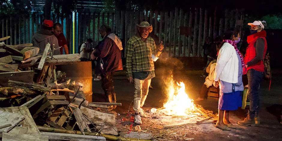 Habitantes de San Gregorio Atlapulco, en Xochimilco, continúan bloqueando la entrada principal de pueblo en protesta por supuestos trabajos hidráulicos que pretenden desviar el agua de la comunidad a otro lado