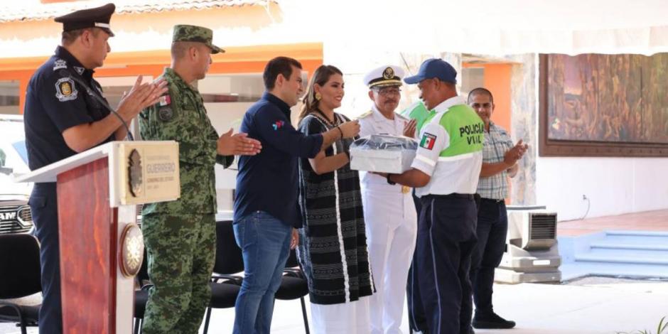 Evelyn Salgado entrega patrullas, equipo y uniformes a personal de seguridad de Zihuatanejo.