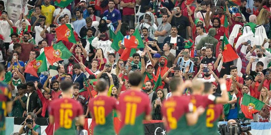 Futbolistas lusos celebran con su afición el pase a cuartos de final.