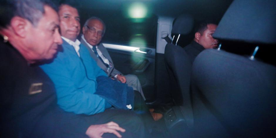 El exmandatario Pedro Castillo (de chamarra azul) junto a su abogado Aníbal Torres (a su izq.), al ser trasladado a prisión.*Esta columna expresa el punto de vista de su autor, no necesariamente de La Razón.