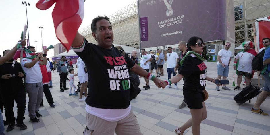 Ciudadanos aprovechan el Mundial de Qatar para llamar a protestar en favor de las mujeres en Irán, con mensajes de apoyo en playeras, la semana pasada.