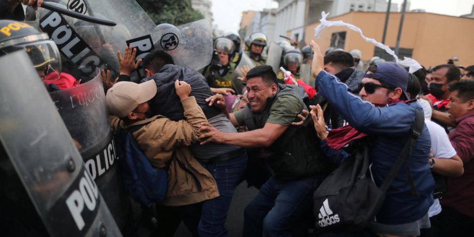 En Lima, simpatizantes  de Pedro Castillo exigen su liberación y chocan con la policía, ayer.