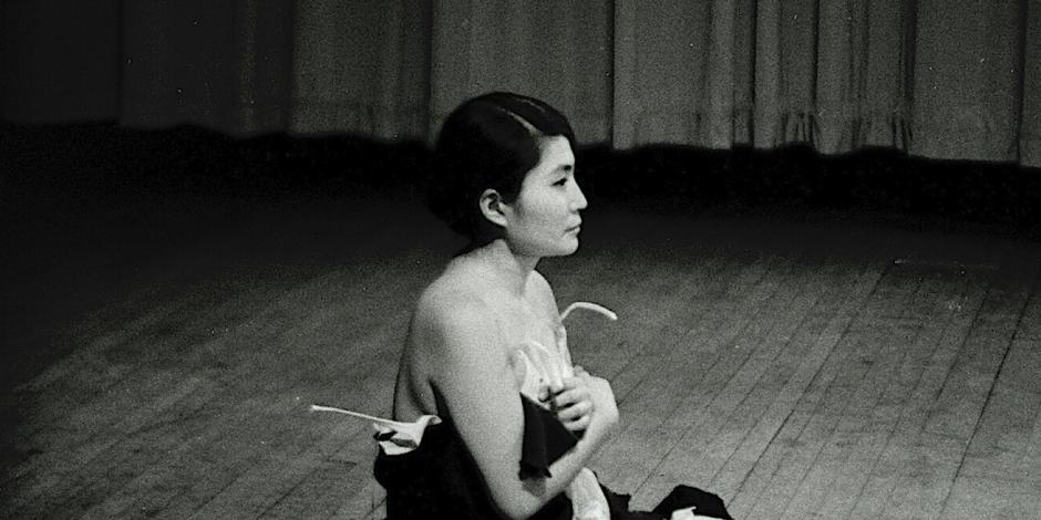 Yoko Ono en performance de Cut Piece en Kioto, Japón, 1964.