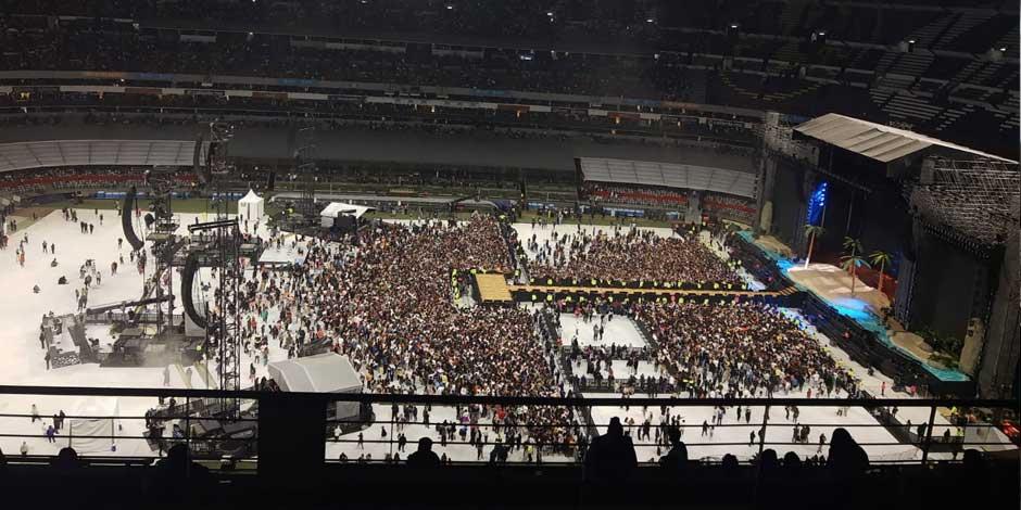 Un aspecto del escenario donde Bad Bunny ofrece un espectáculo en el Estadio Azteca