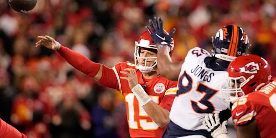 Patrick Mahomes, QB de los Chiefs, se enfrenta a los Broncos