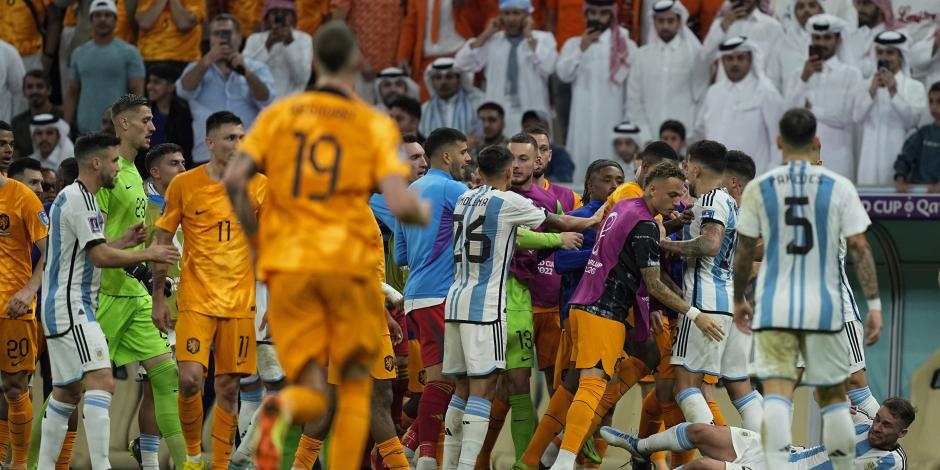 Los jugadores de Países Bajos y Argentina discuten durante el partido por los cuartos de final del Mundial Qatar 2022, el viernes 9 de diciembre de 2022, en Lusail, Qatar.