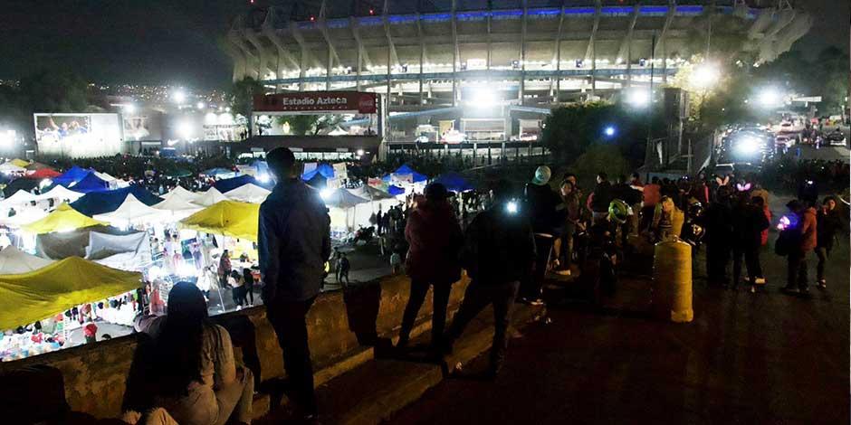 Cientos de personas se quedaron afuera del estadio Azteca debido a la falsificación y clonación de los boletos para el concierto de Bad Bunny