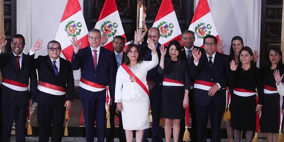 La presidenta de Perú, Dina Boluarte, quien asumió el cargo después de que su predecesor Pedro Castillo fuera derrocado, posa para una foto junto con miembros de su gabinete en Lima