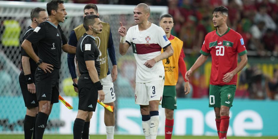 Pepe habla con el árbitro argentino Facundo Tello tras el partido entre Portugal y Marruecos del Mundial Qatar 2022.