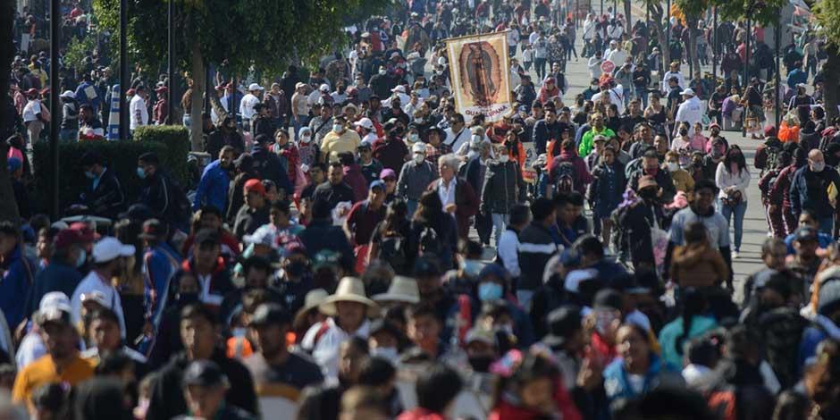 Miles de peregrinos de diferentes estados del país continúan llegando a la Basílica de Guadalupe, a pocos días del aniversario de la aparición de la Virgen de Guadalupe en el Tepeyac