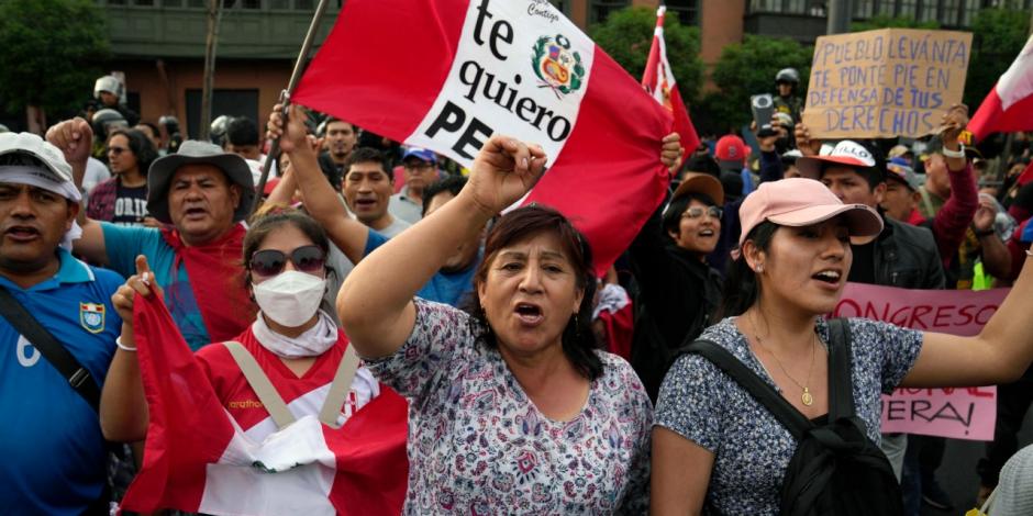Simpatizantes del presidente Pedro Castillo, detenido tras su destitución, protestan frente al Congreso en Lima, Perú, el sábado 10 de diciembre de 2022.