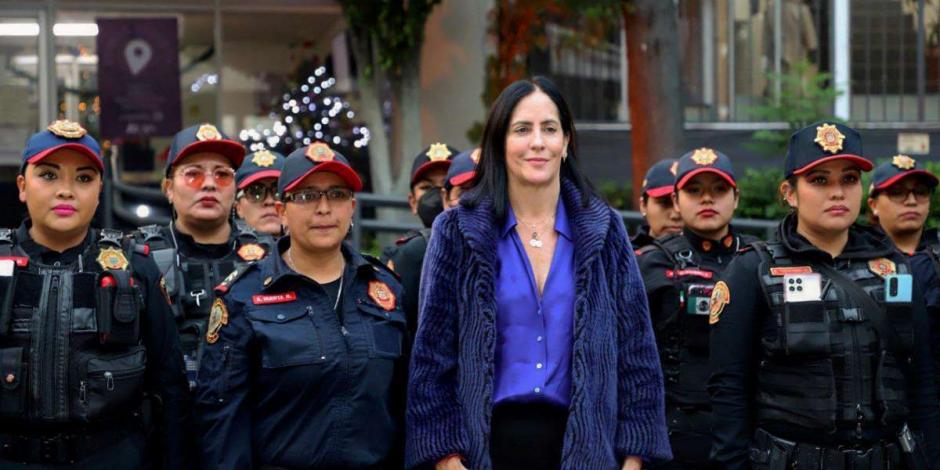 Lía Limón, alcaldesa de Álvaro Obregón, con elementos que se han integrado a Contacto Mujer.