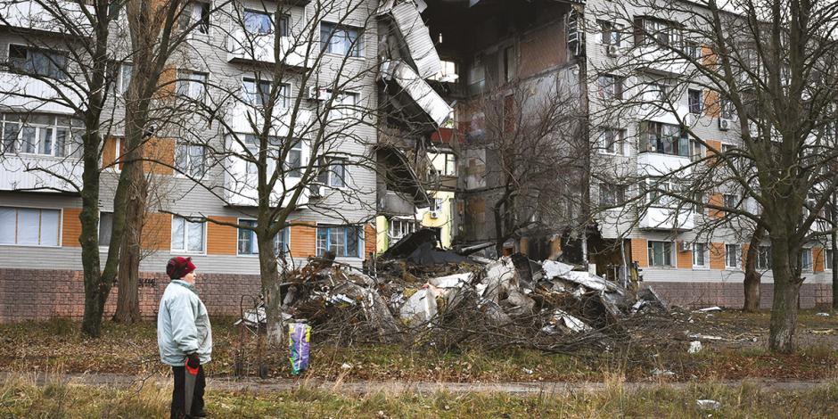 Ciudadana atestigua el daño contra un edificio de departamentos en la región de Donetsk, ayer.
